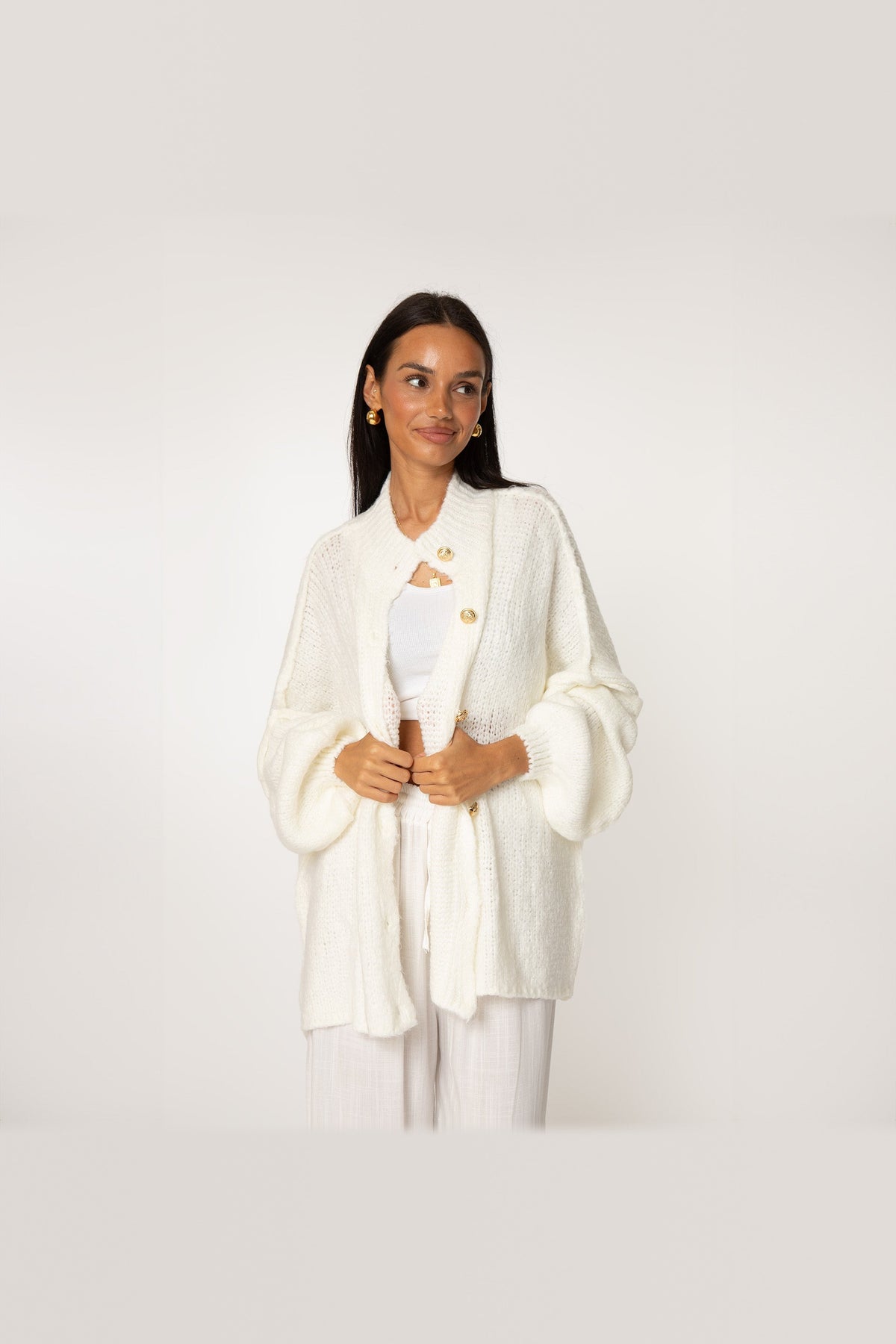 Cárdigan oversize de punto grueso con botones dorados en blanco