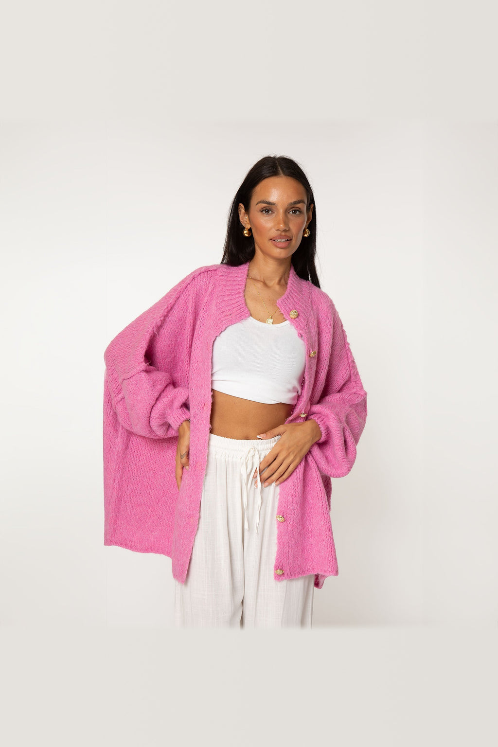 Cárdigan oversize de punto grueso con botones dorados en fucsia