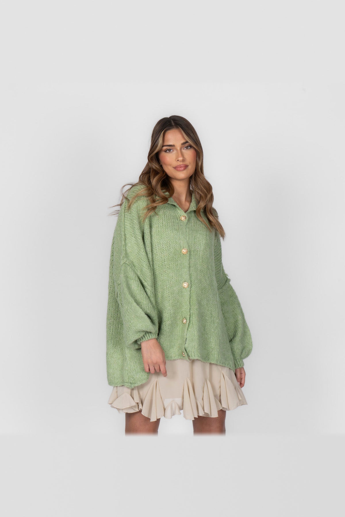 Cárdigan oversize de punto grueso con botones dorados en verde claro