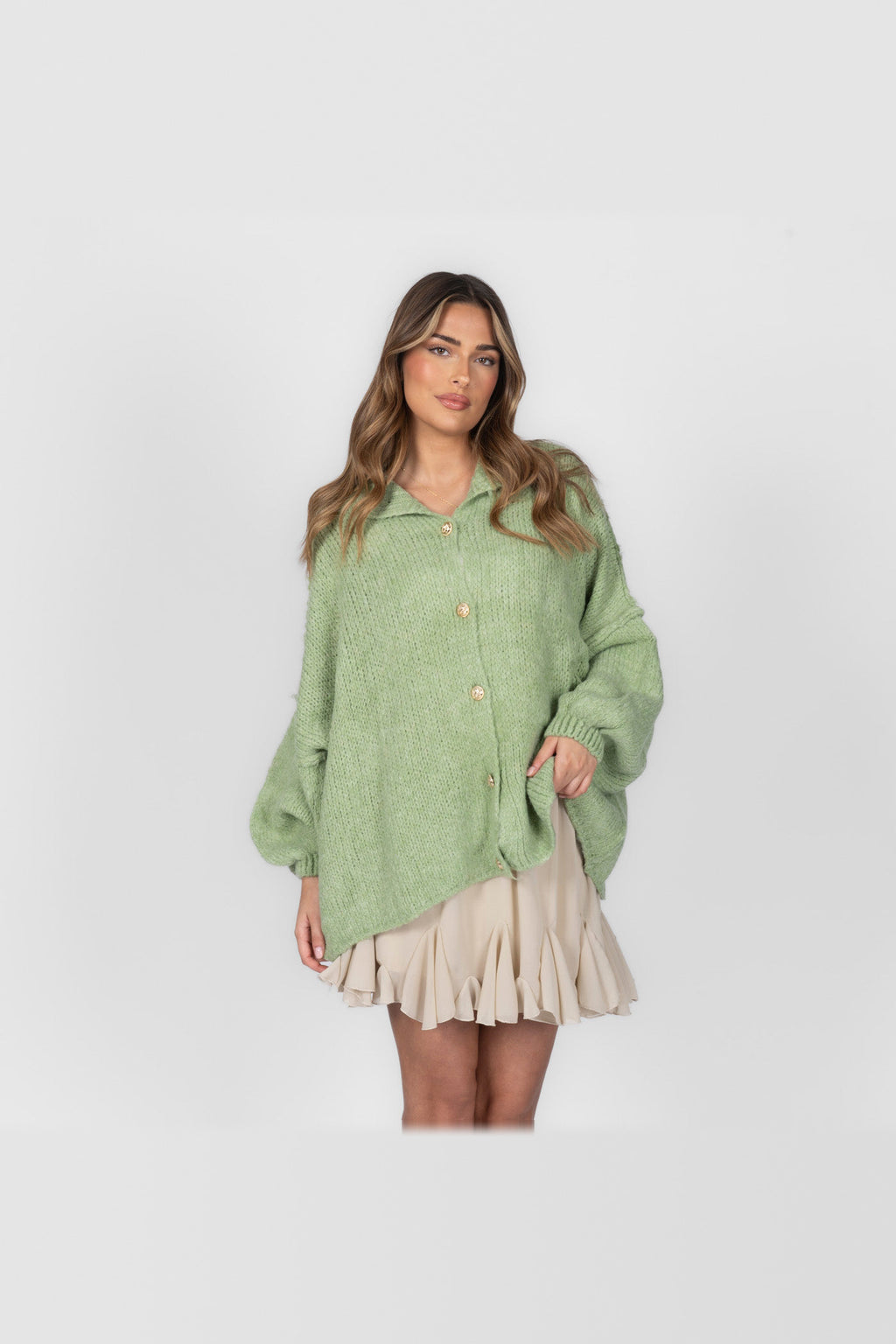 Cárdigan oversize de punto grueso con botones dorados en verde claro