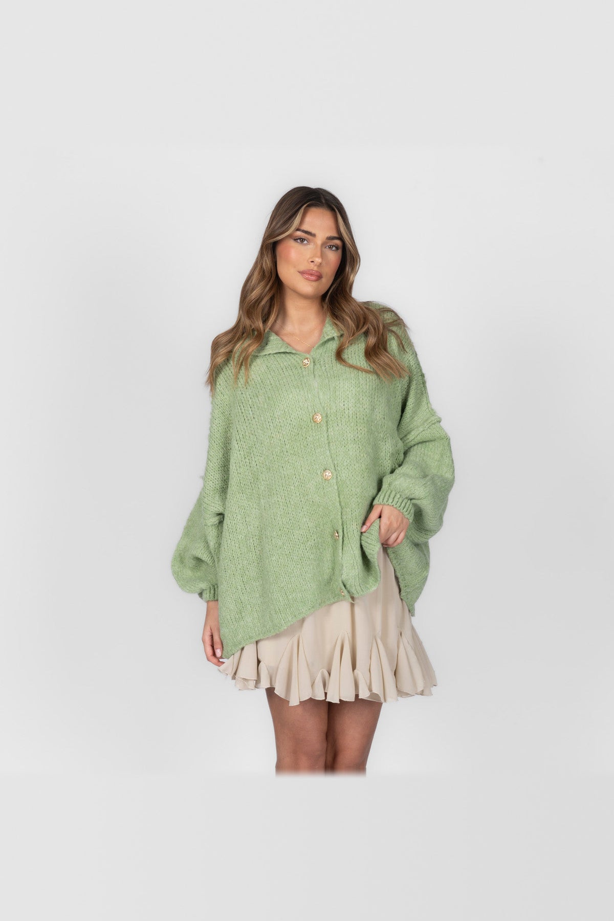 Cárdigan oversize de punto grueso con botones dorados en verde claro