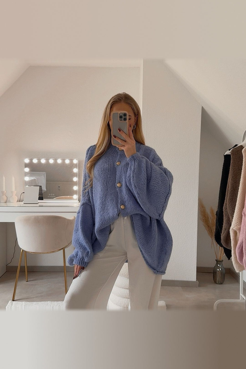 Cárdigan oversize de punto grueso con botones dorados en azul pastel