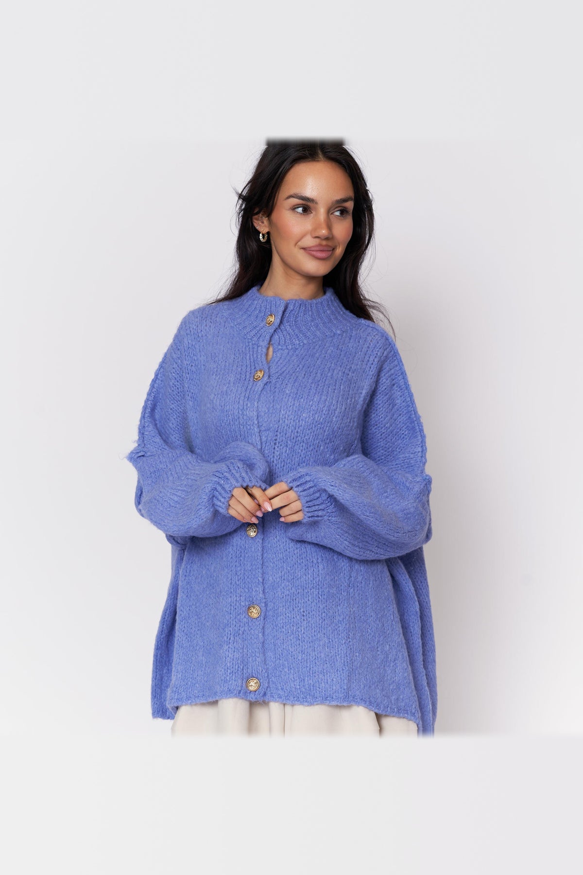 Cárdigan oversize de punto grueso con botones dorados en azul pastel