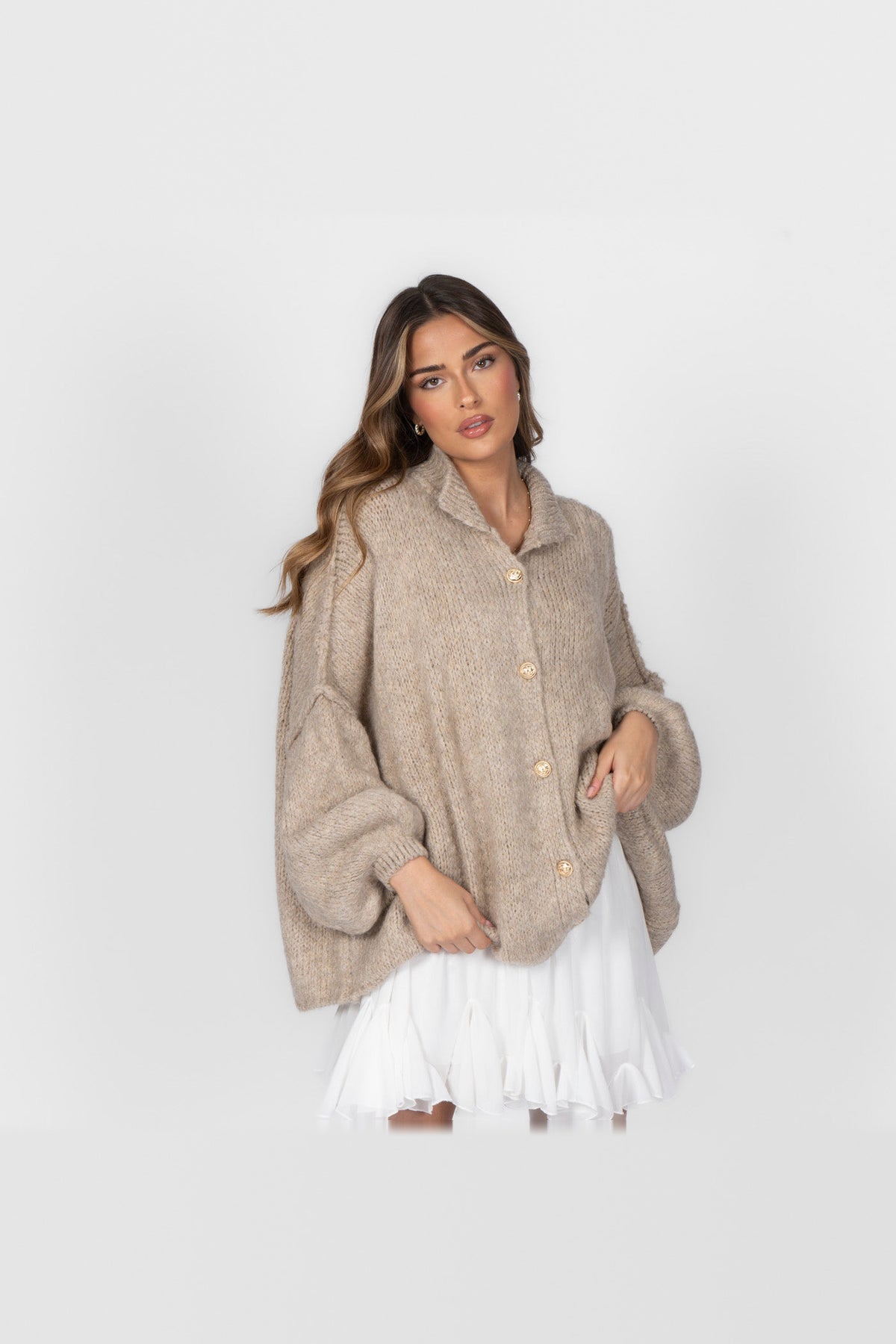 Cárdigan oversize de punto grueso con botones dorados en beige
