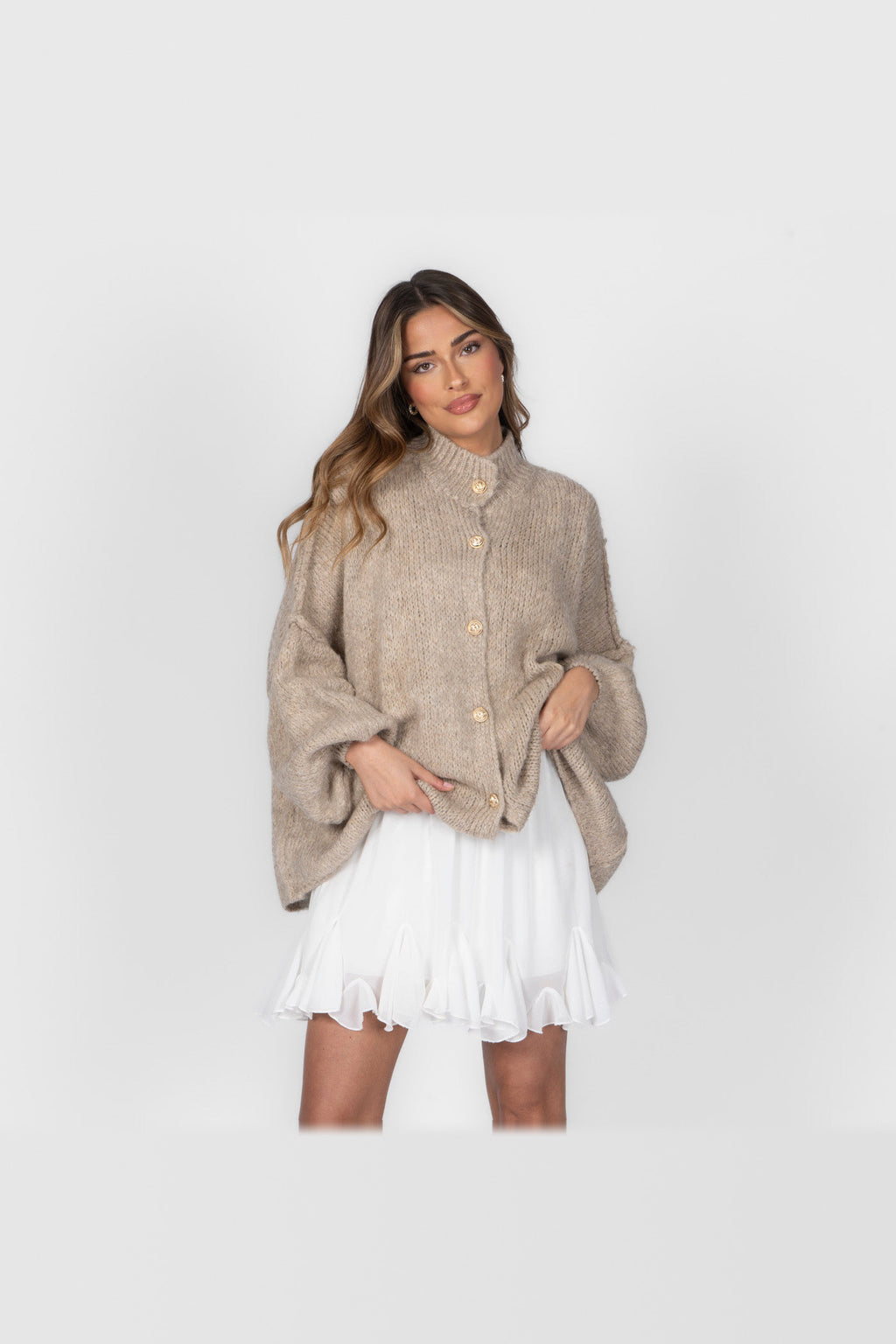 Cárdigan oversize de punto grueso con botones dorados en beige