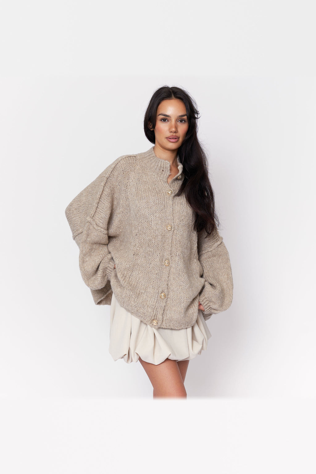 Cárdigan oversize de punto grueso con botones dorados en beige