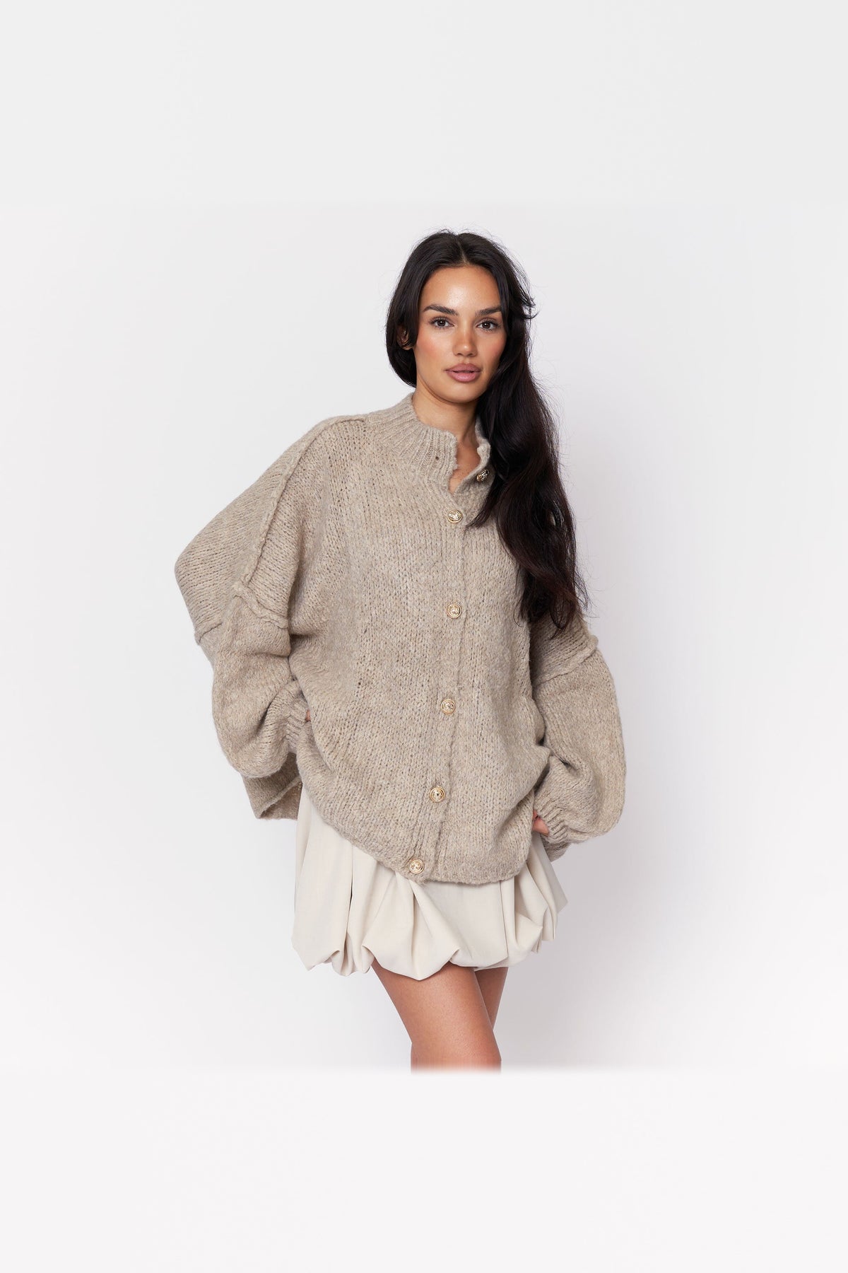 Cárdigan oversize de punto grueso con botones dorados en beige