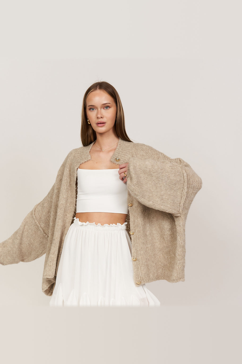 Cárdigan oversize de punto grueso con botones dorados en beige