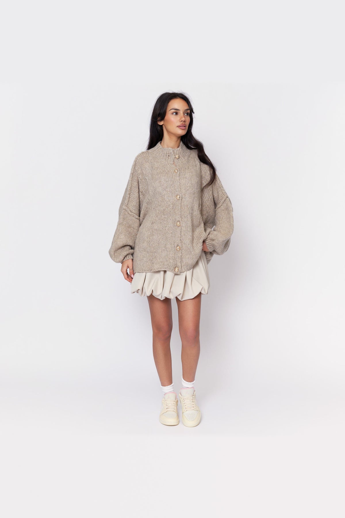 Cárdigan oversize de punto grueso con botones dorados en beige