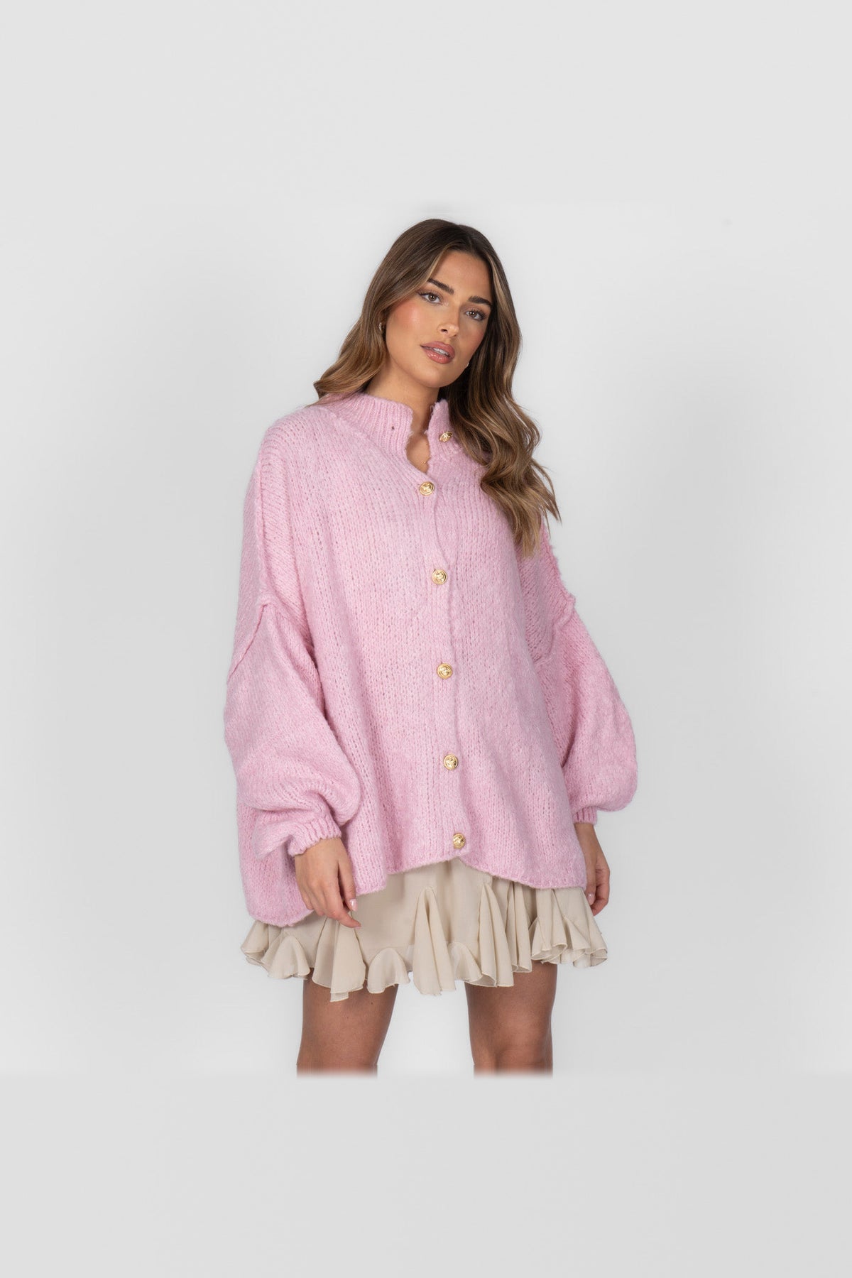 Cárdigan oversize de punto grueso con botones dorados en rosa