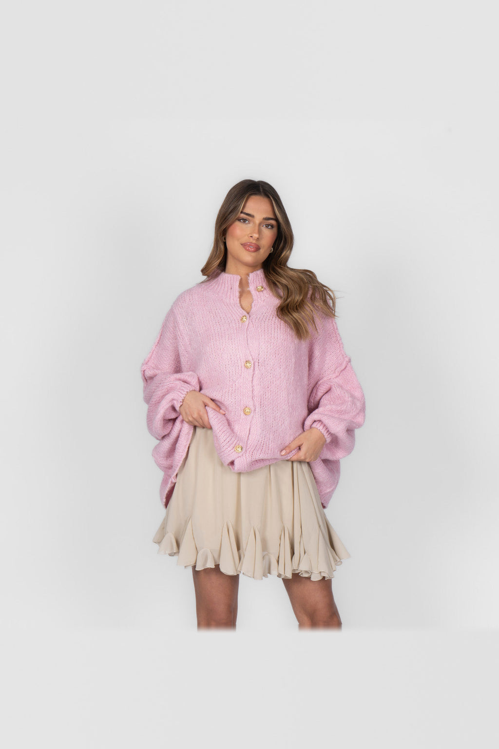 Cárdigan oversize de punto grueso con botones dorados en rosa