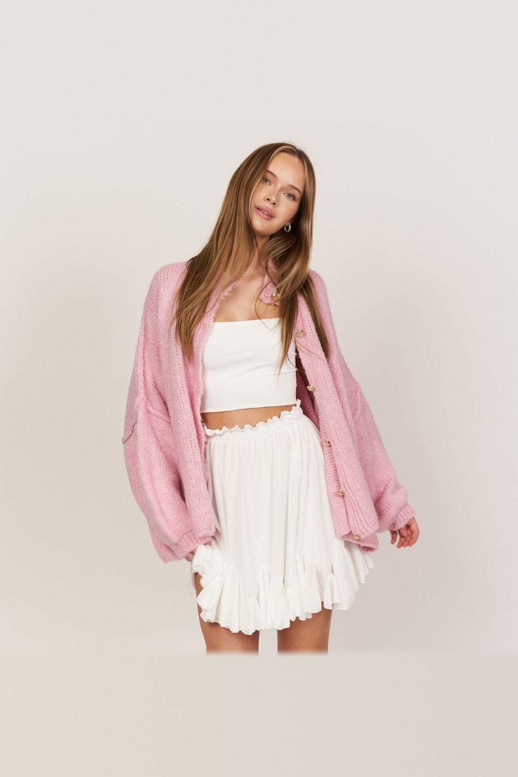 Cárdigan oversize de punto grueso con botones dorados en rosa