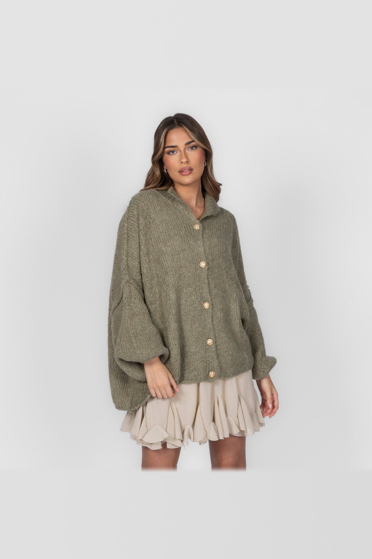 Cárdigan oversize de punto grueso con botones dorados en verde oliva