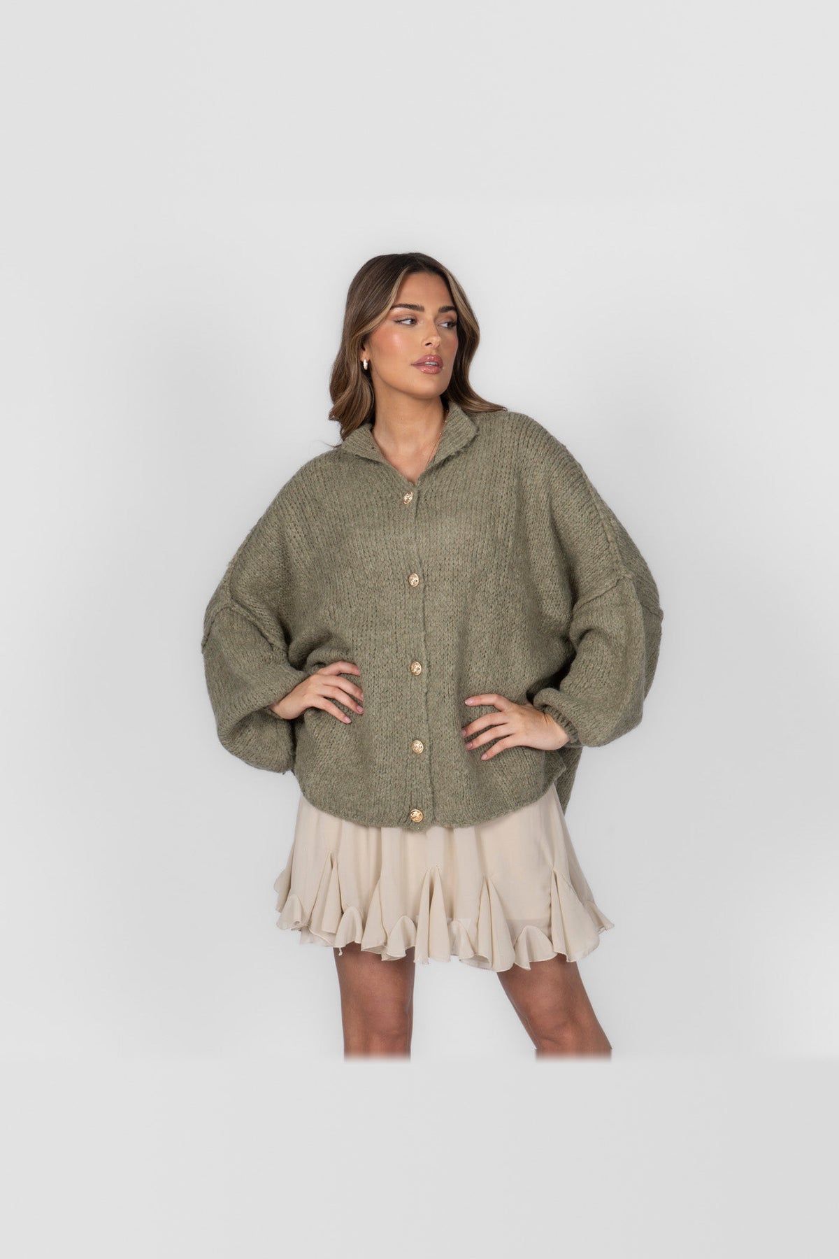 Cárdigan oversize de punto grueso con botones dorados en verde oliva