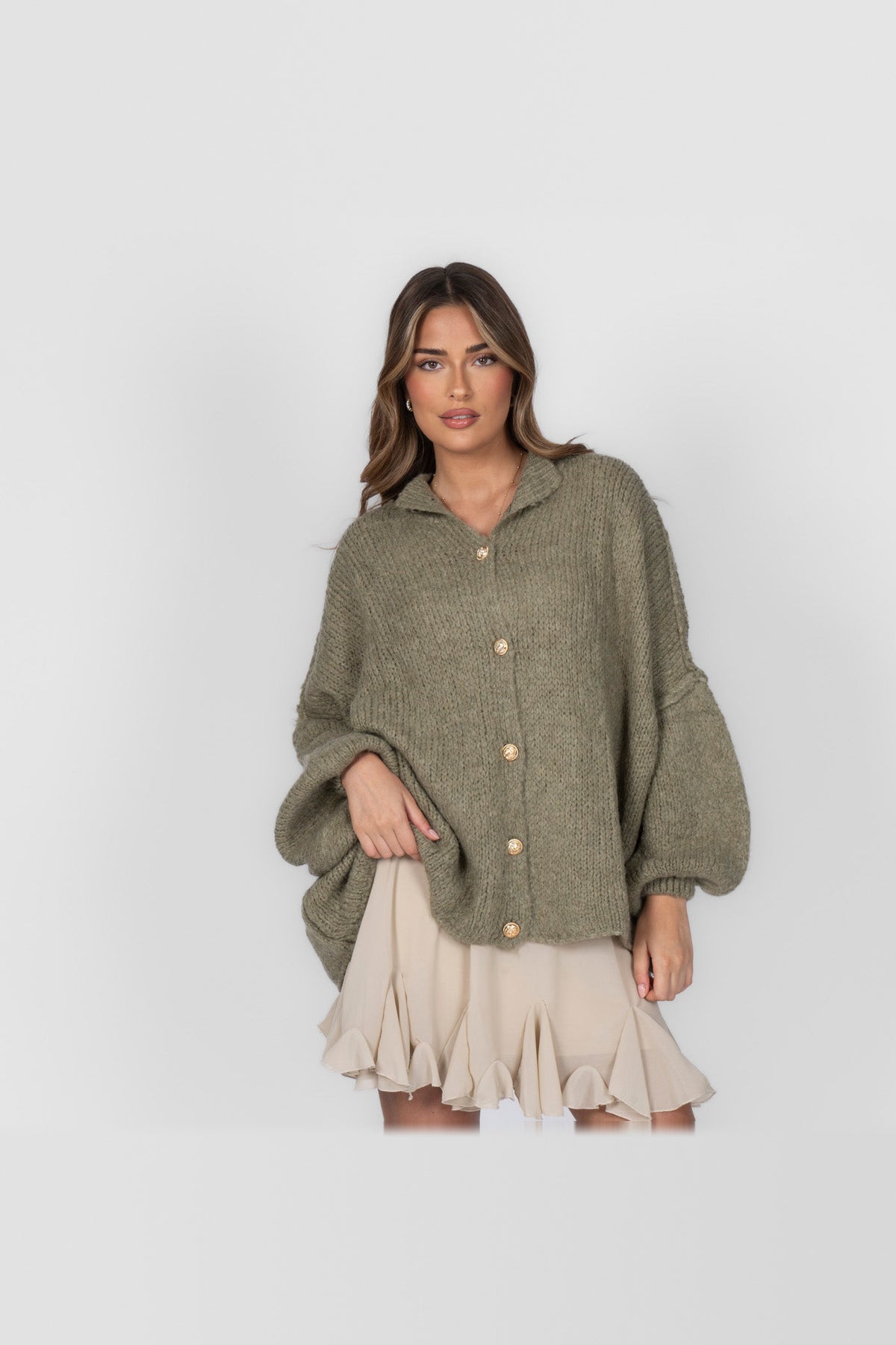 Cárdigan oversize de punto grueso con botones dorados en verde oliva