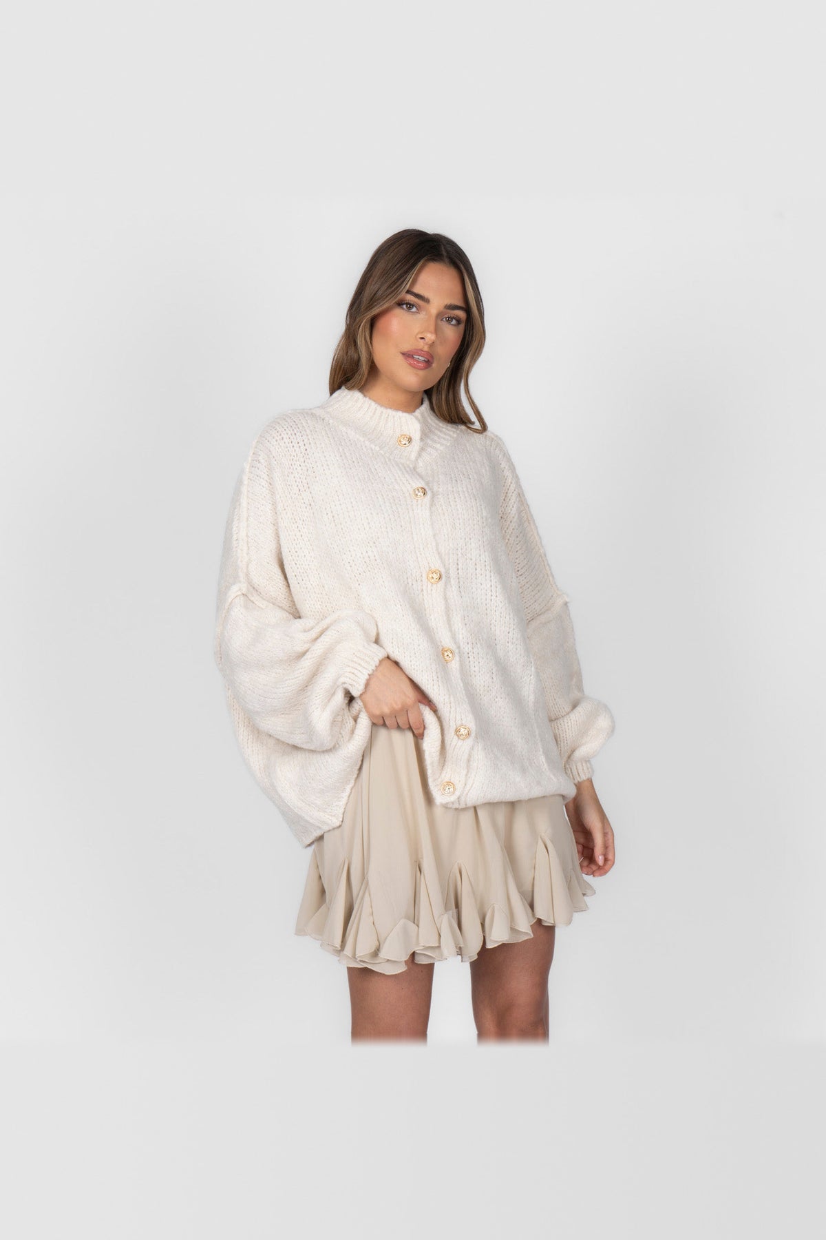 Cárdigan oversize de punto grueso con botones dorados en crema