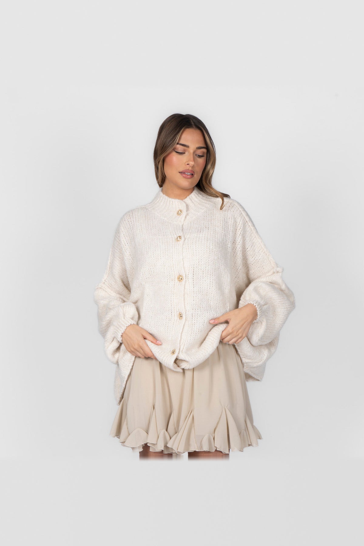 Cárdigan oversize de punto grueso con botones dorados en crema