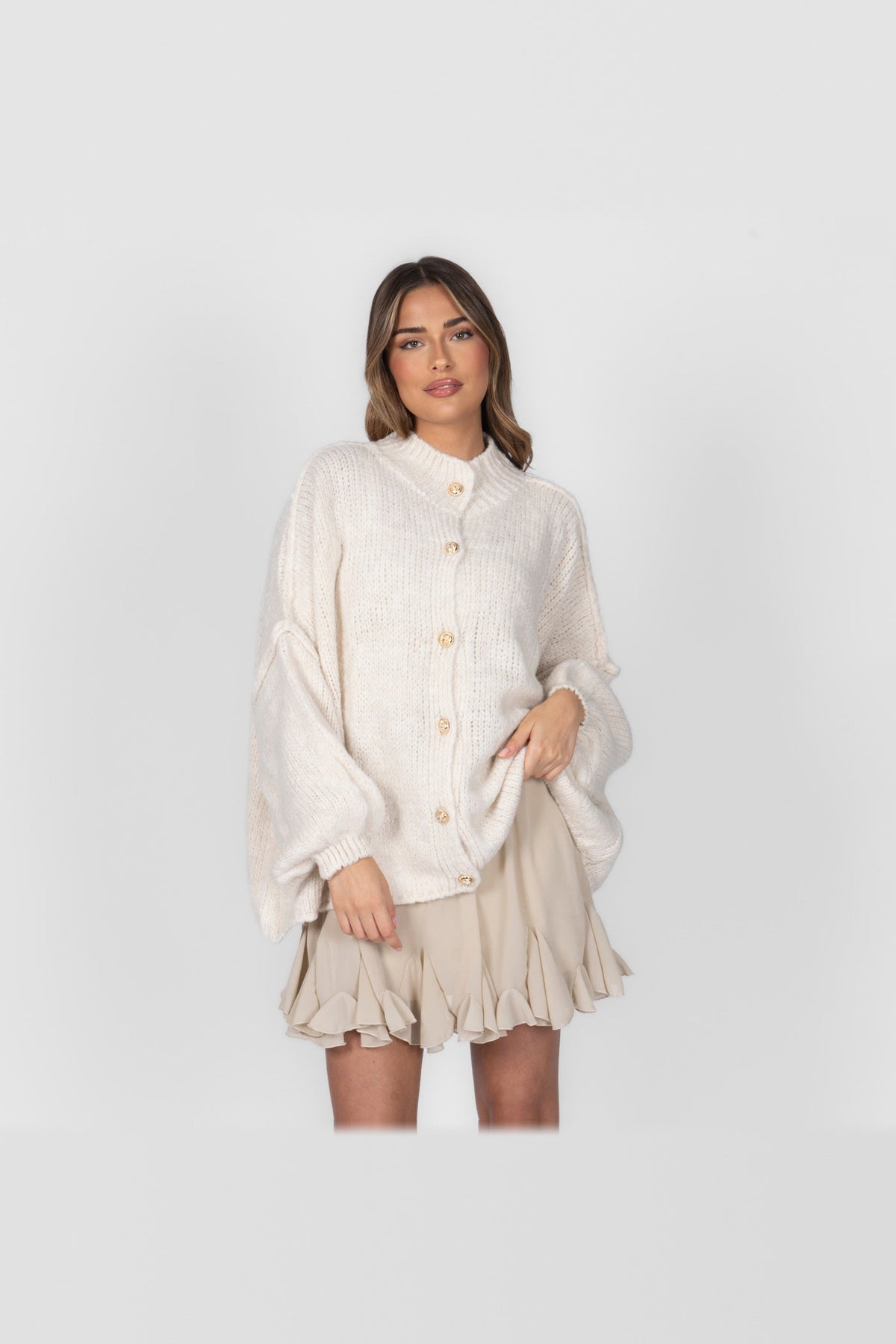 Cárdigan oversize de punto grueso con botones dorados en crema