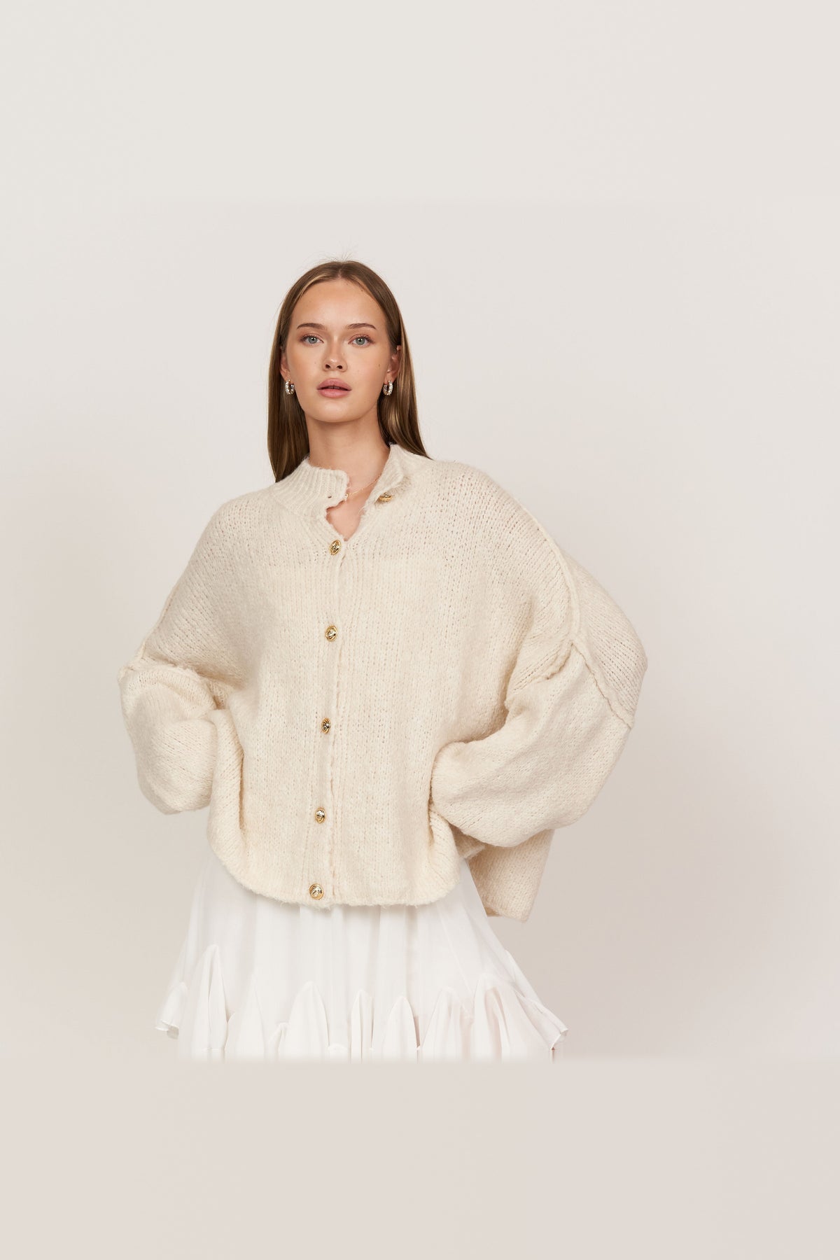 Cárdigan oversize de punto grueso con botones dorados en crema