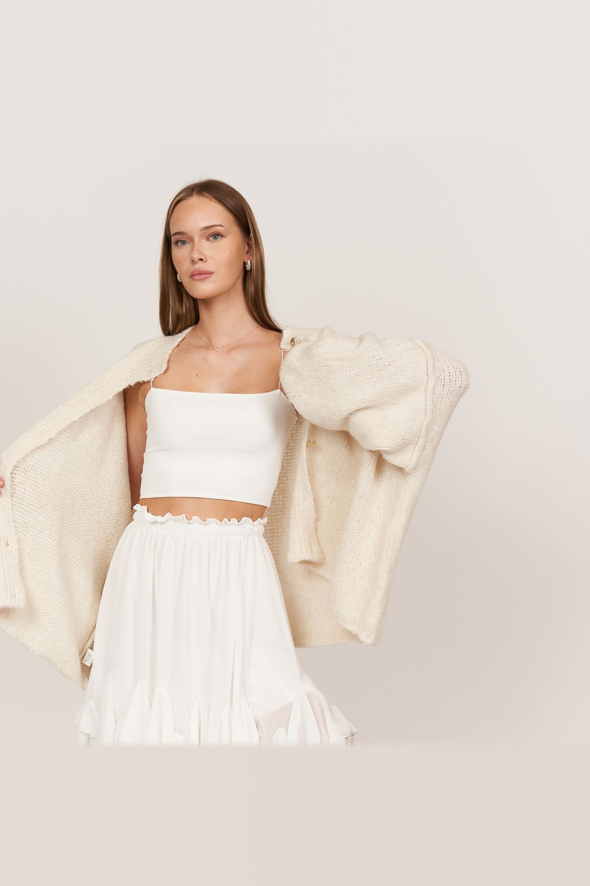 Cárdigan oversize de punto grueso con botones dorados en crema