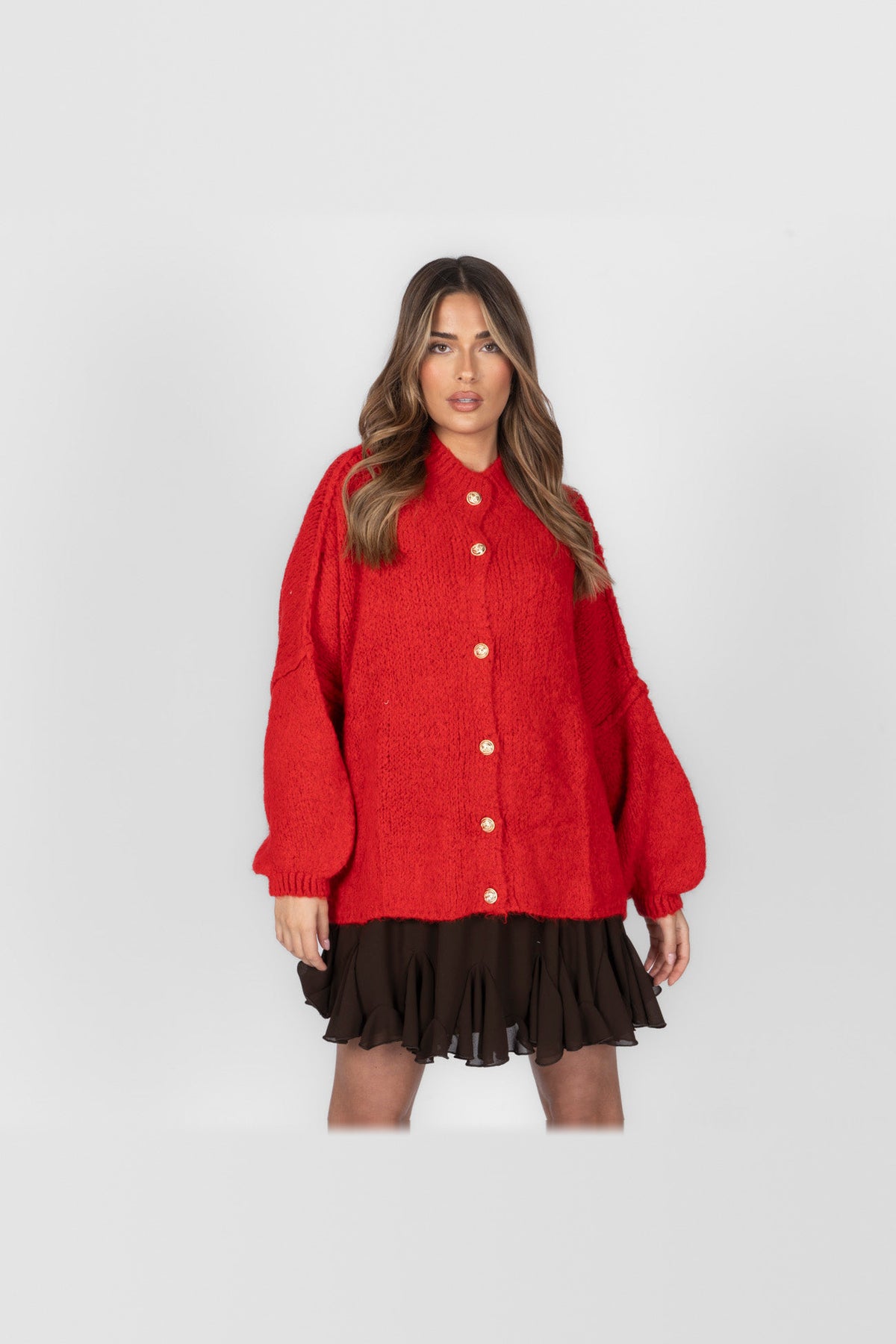 Cárdigan oversize de punto grueso con botones dorados en rojo