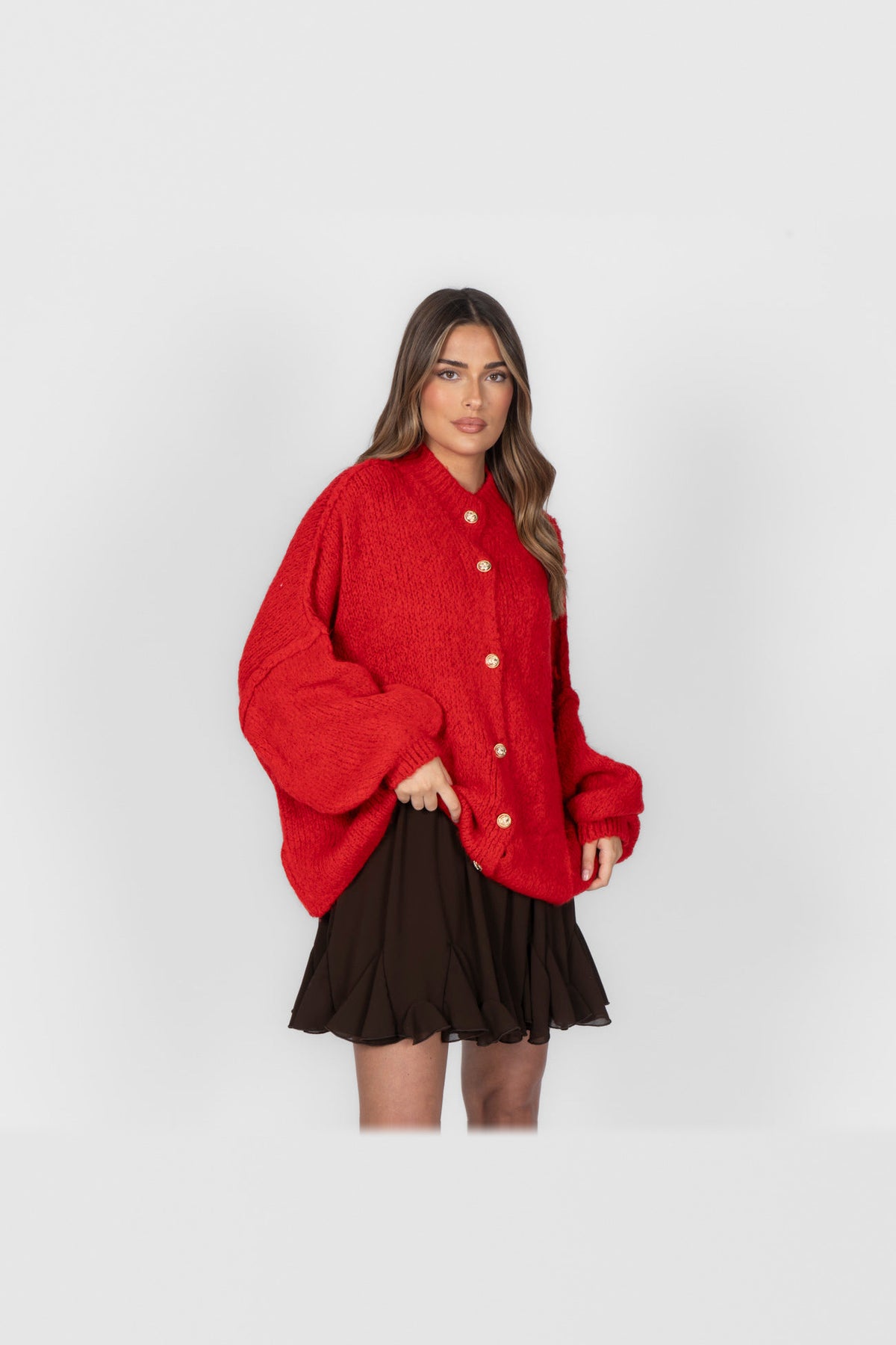 Cárdigan oversize de punto grueso con botones dorados en rojo