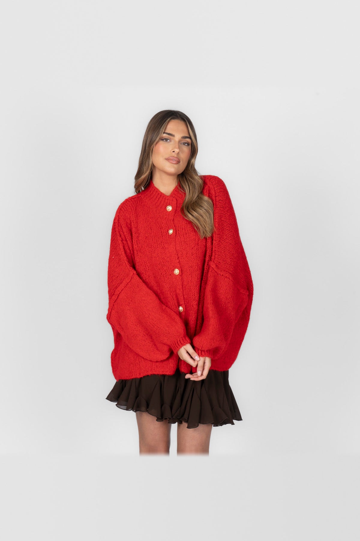 Cárdigan oversize de punto grueso con botones dorados en rojo
