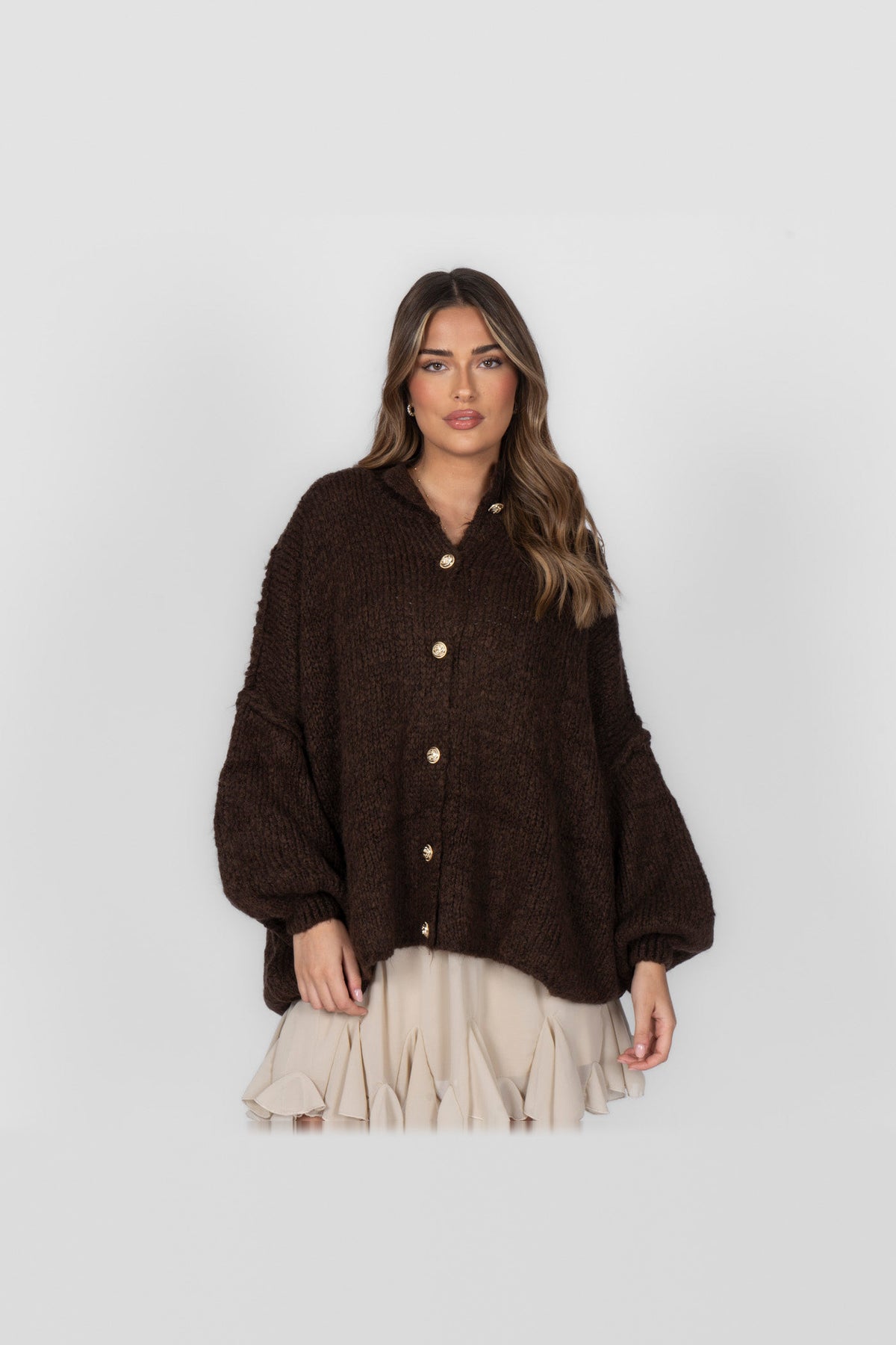 Cárdigan oversize de punto grueso con botones dorados en marrón oscuro
