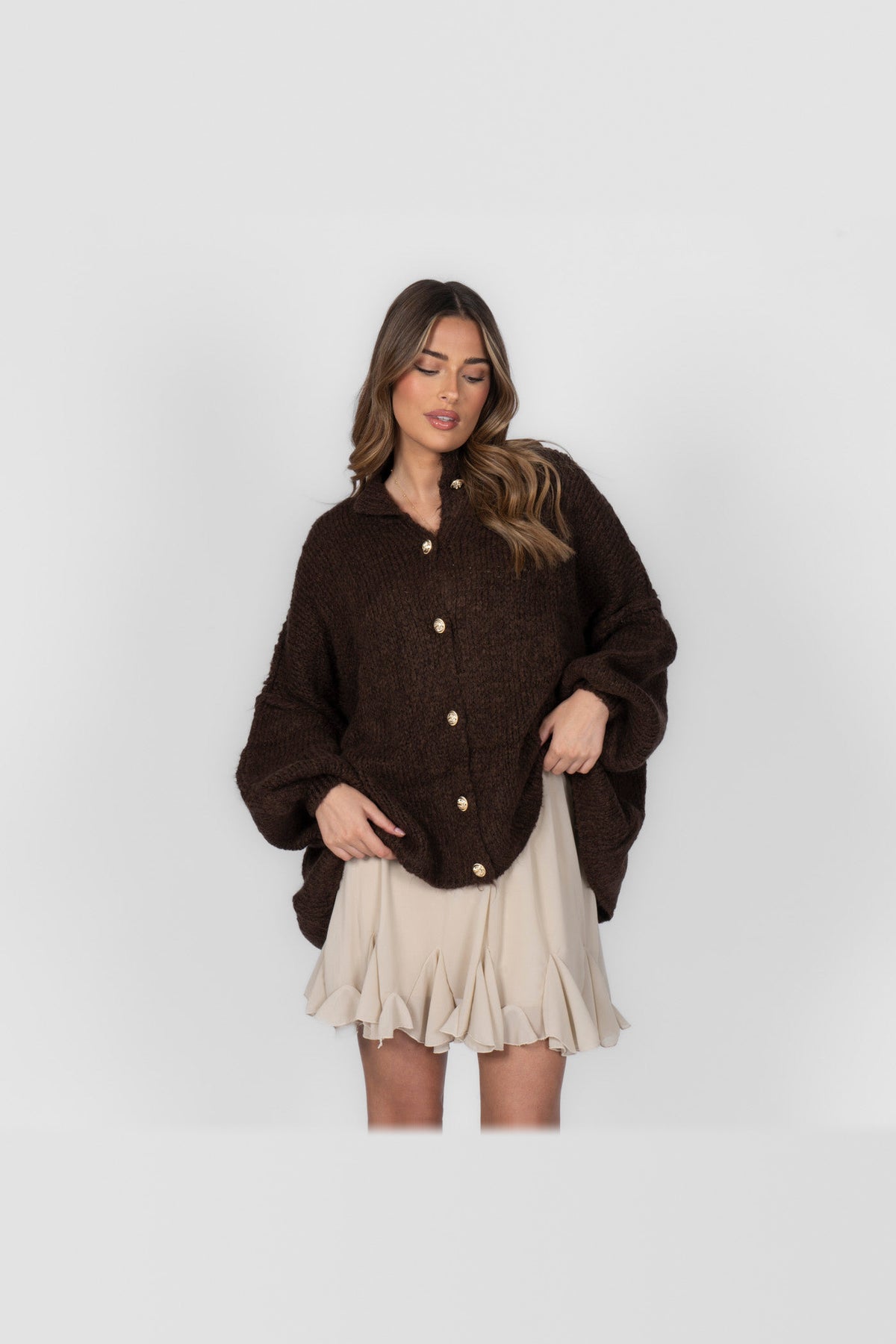 Cárdigan oversize de punto grueso con botones dorados en marrón oscuro