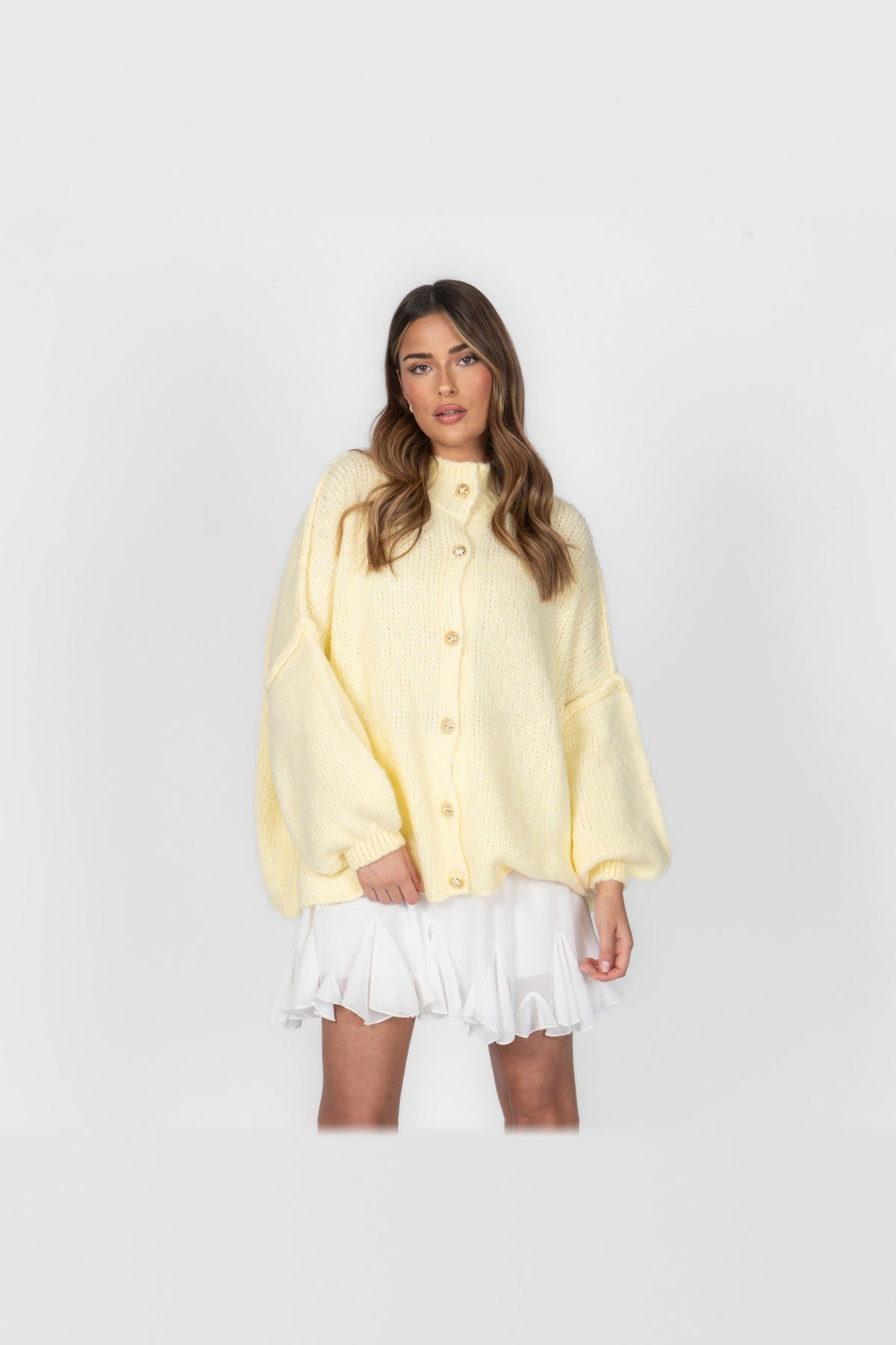 Cárdigan oversize de punto grueso con botones dorados en amarillo claro