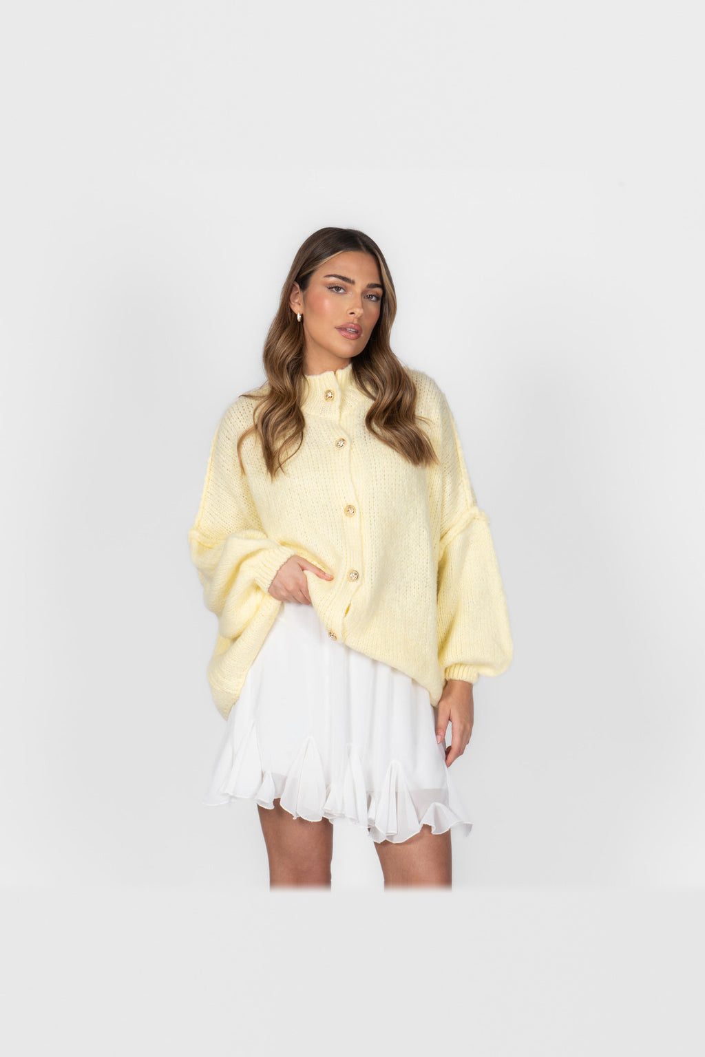 Cárdigan oversize de punto grueso con botones dorados en amarillo claro