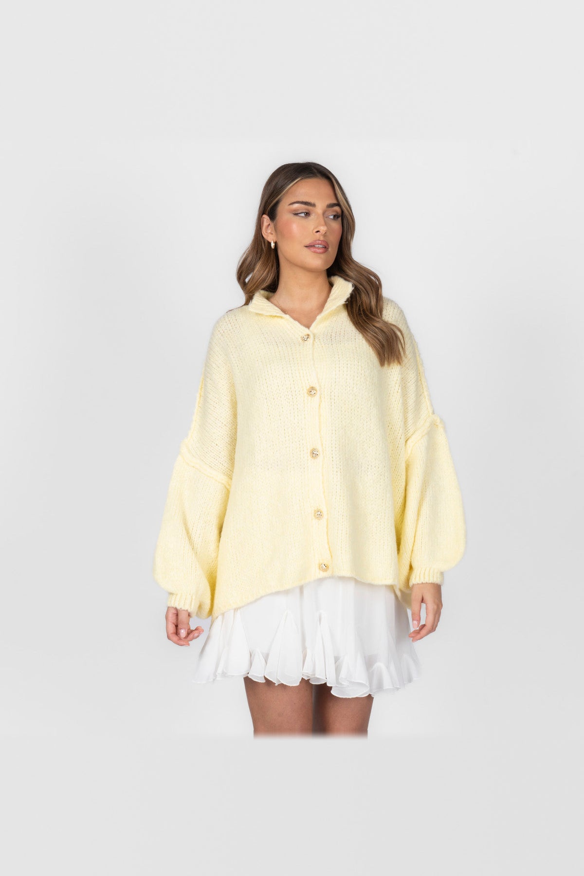Cárdigan oversize de punto grueso con botones dorados en amarillo claro
