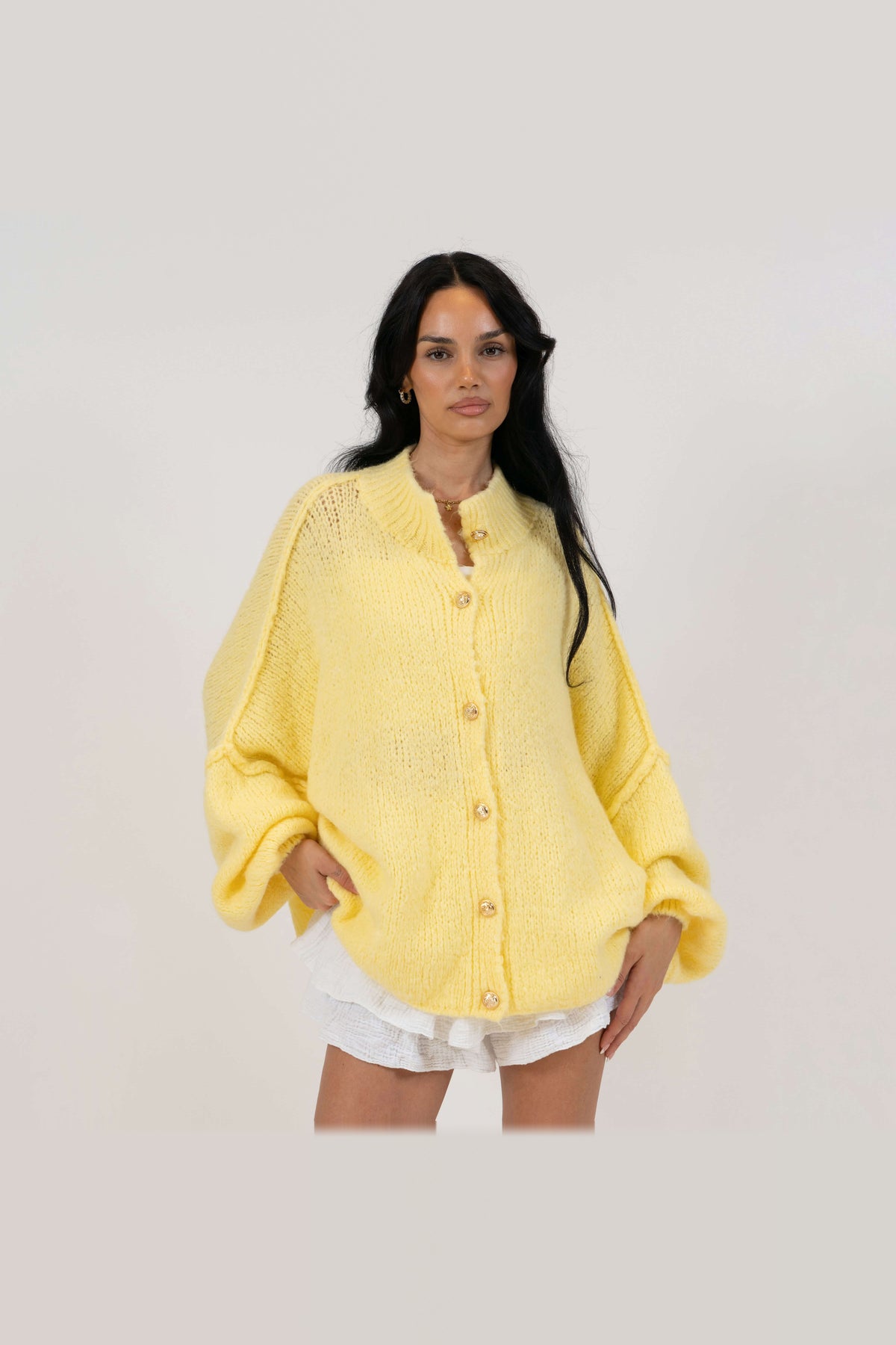 Cárdigan oversize de punto grueso con botones dorados en amarillo claro