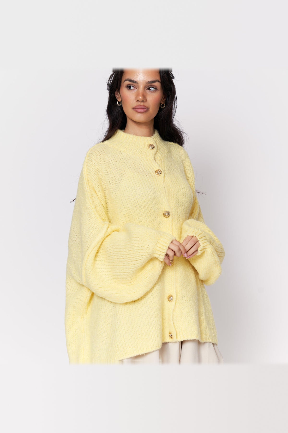 Cárdigan oversize de punto grueso con botones dorados en amarillo claro