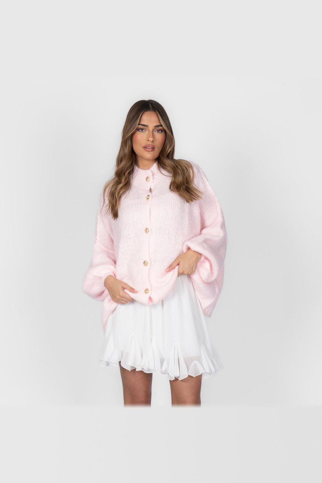Cárdigan oversize de punto grueso con botones dorados en rosa empolvado