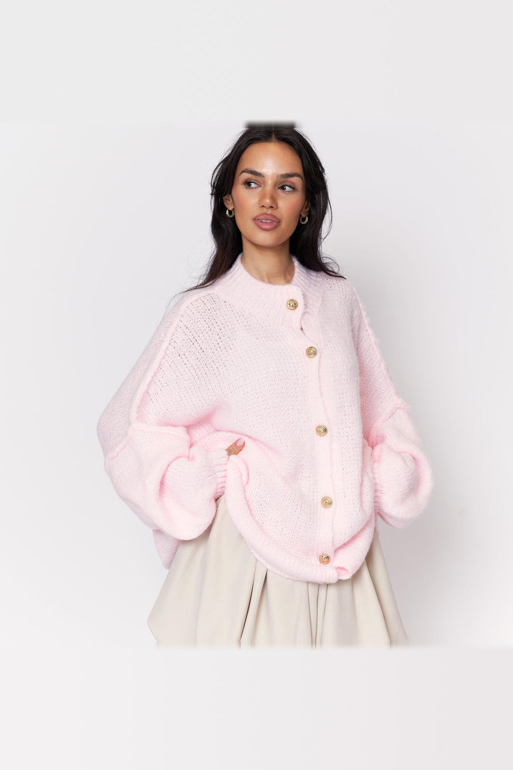Cárdigan oversize de punto grueso con botones dorados en rosa empolvado