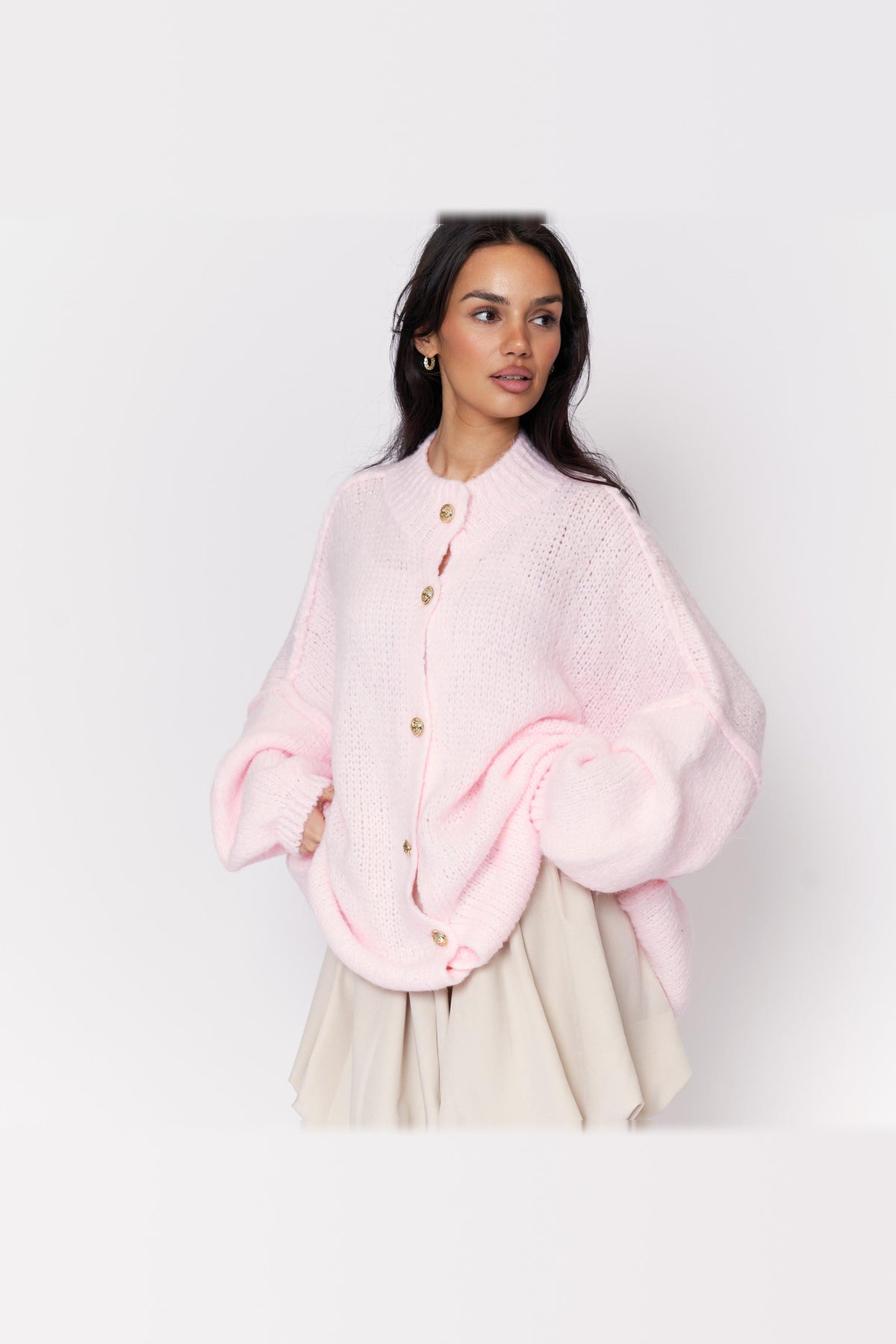 Cárdigan oversize de punto grueso con botones dorados en rosa empolvado