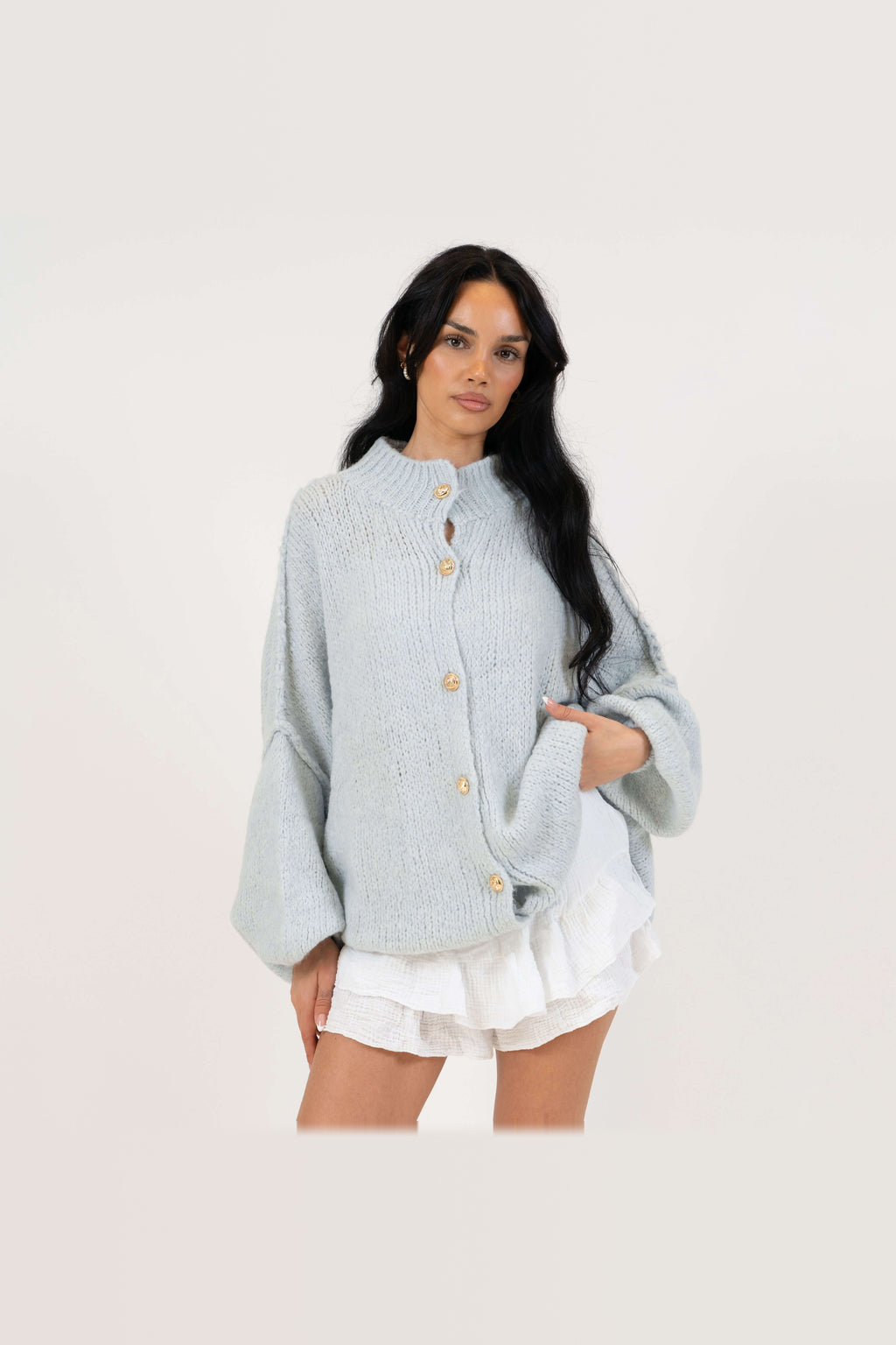 Cárdigan oversize de punto grueso con botones dorados en azul hielo