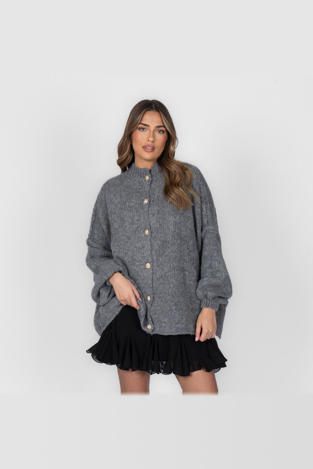 Cárdigan oversize de punto grueso con botones dorados en gris