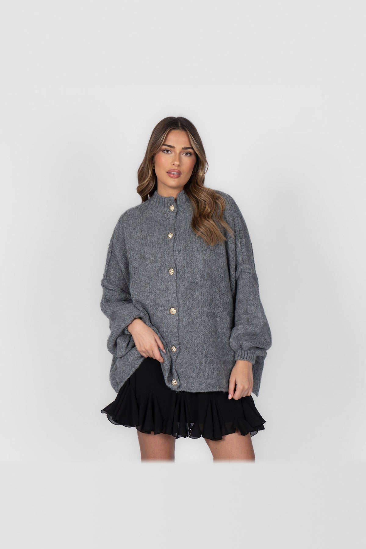 Cárdigan oversize de punto grueso con botones dorados en gris