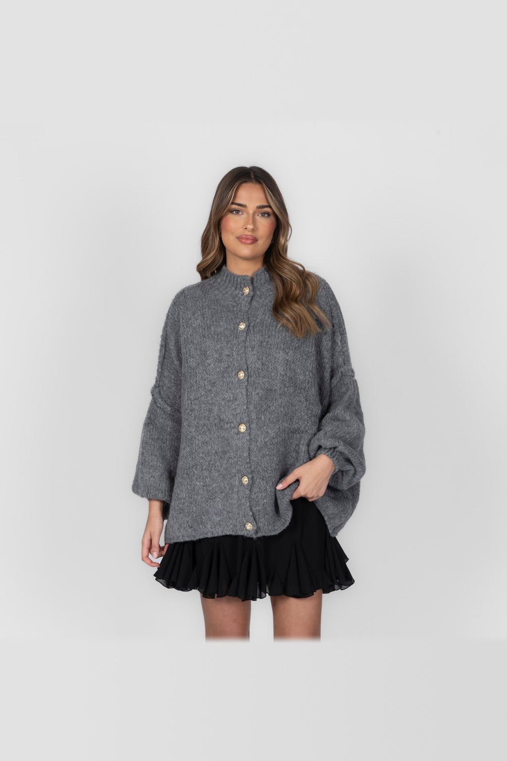 Cárdigan oversize de punto grueso con botones dorados en gris