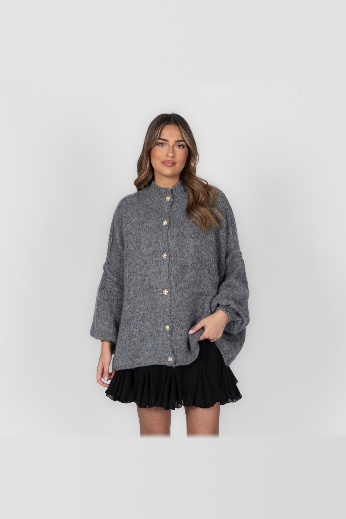 Cárdigan oversize de punto grueso con botones dorados en gris
