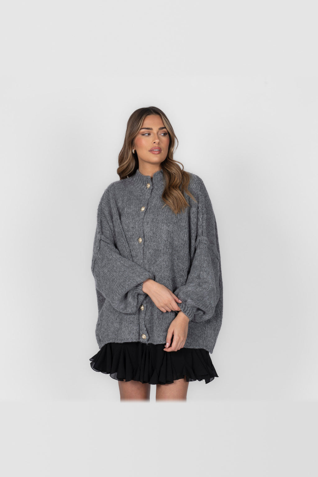 Cárdigan oversize de punto grueso con botones dorados en gris