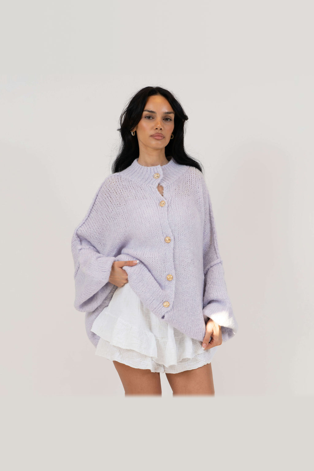 Cárdigan oversize de punto grueso con botones dorados en lavanda