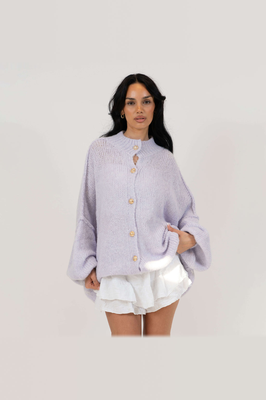 Cárdigan oversize de punto grueso con botones dorados en lavanda