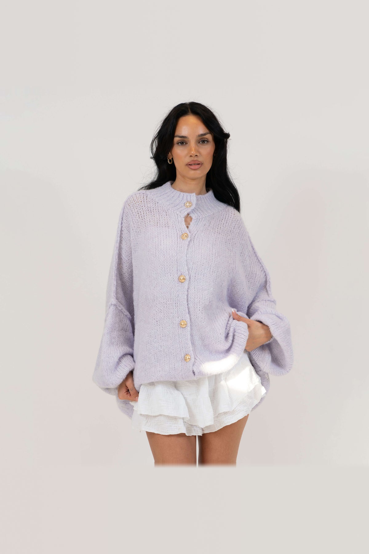 Cárdigan oversize de punto grueso con botones dorados en lavanda