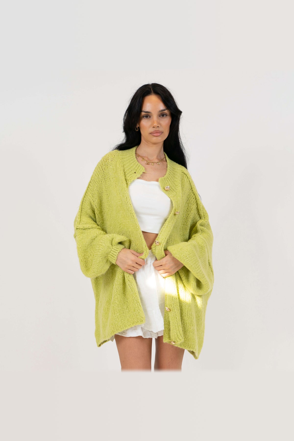 Cárdigan oversize de punto grueso con botones dorados en verde pistacho