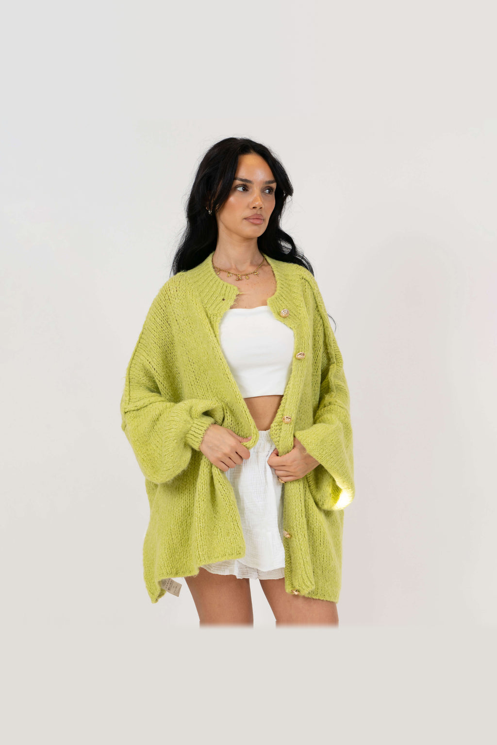 Cárdigan oversize de punto grueso con botones dorados en verde pistacho
