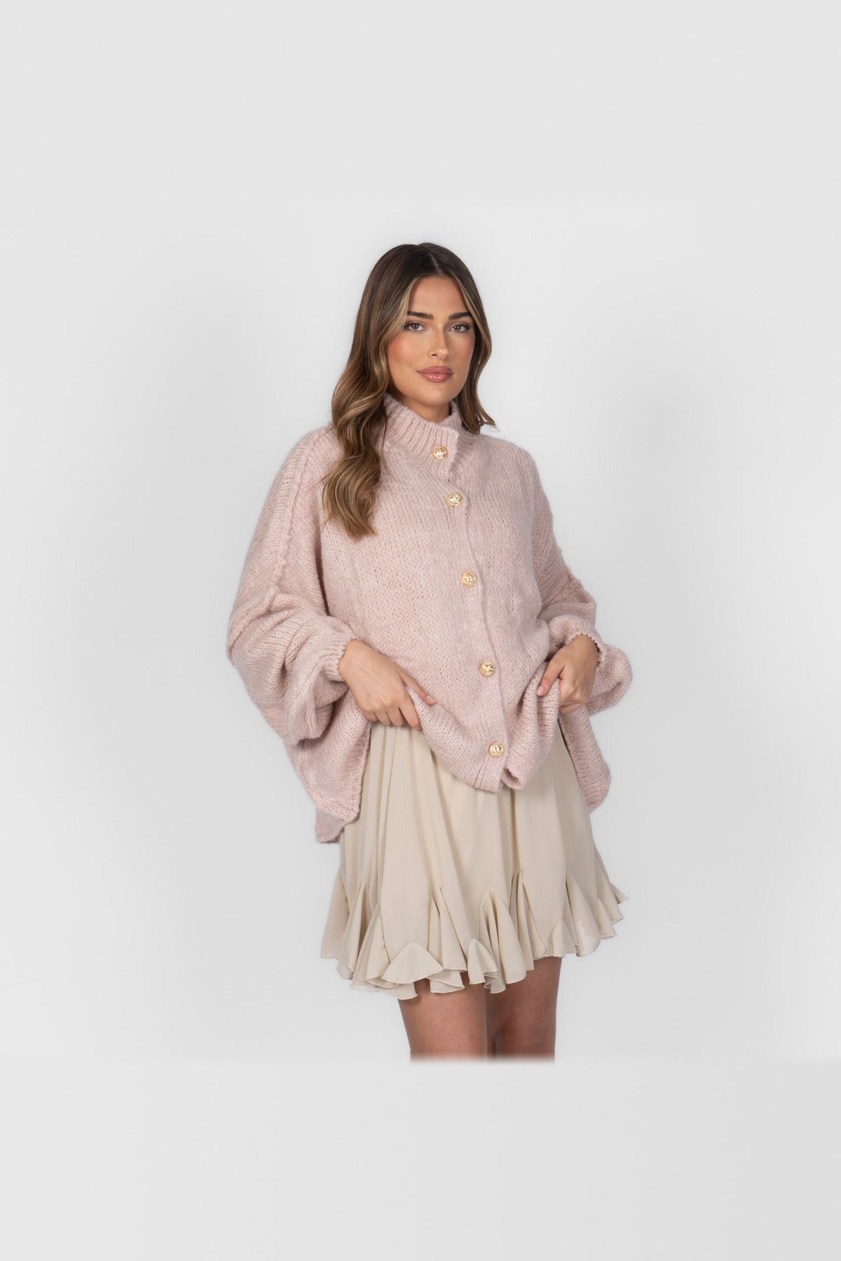 Cárdigan oversize de punto grueso con botones dorados en rosa palo