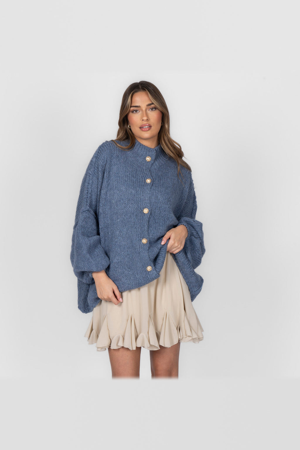 Cárdigan oversize de punto grueso con botones dorados en azul grisáceo